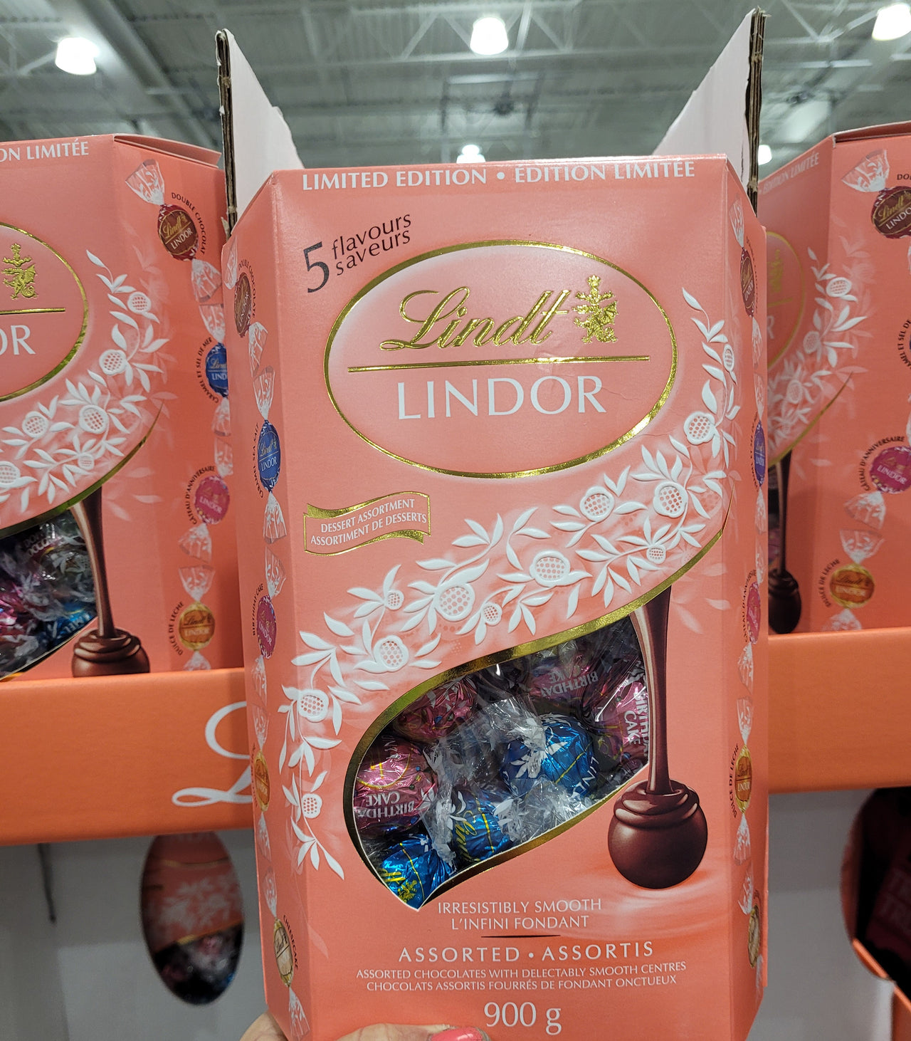 Image of Lindt Lindor Dessert Cornet - 1 x 900 Grams